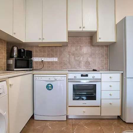 Apartamento Queen Gardens 212 *